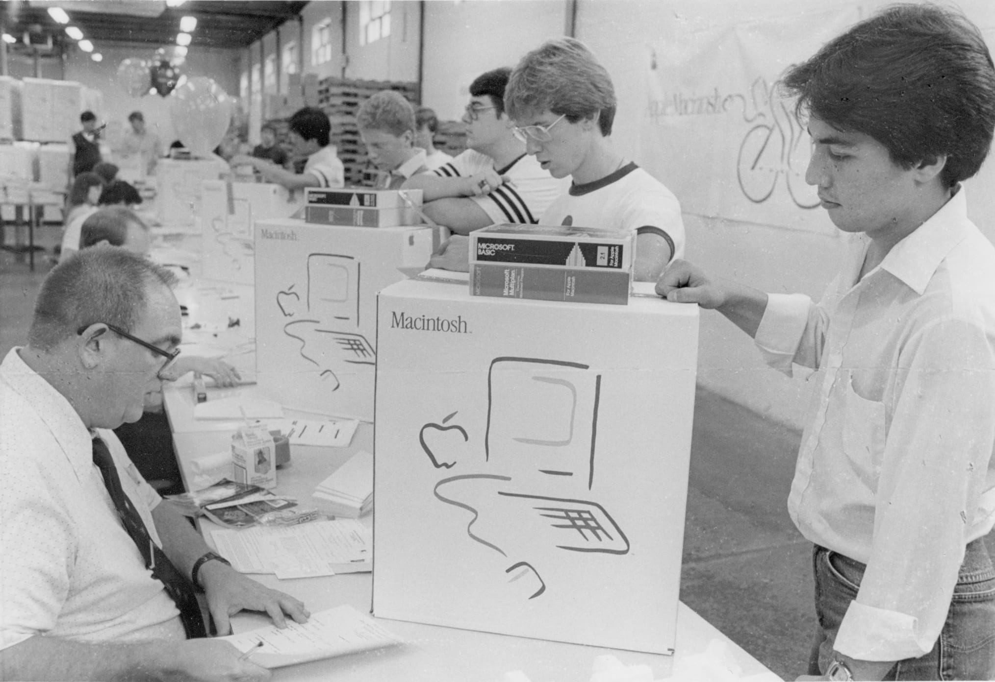 Students picking up the Macintosh package on a distribution day in March 1984. Photo courtesy Drexel University Archives.